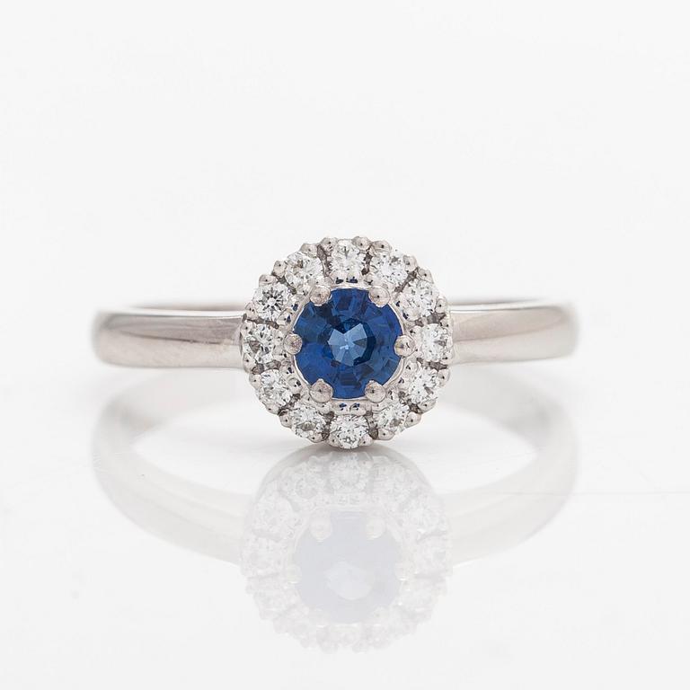 Ring, carmosémodell, 14K vitguld, safir och diamanter. Silván, Finland.