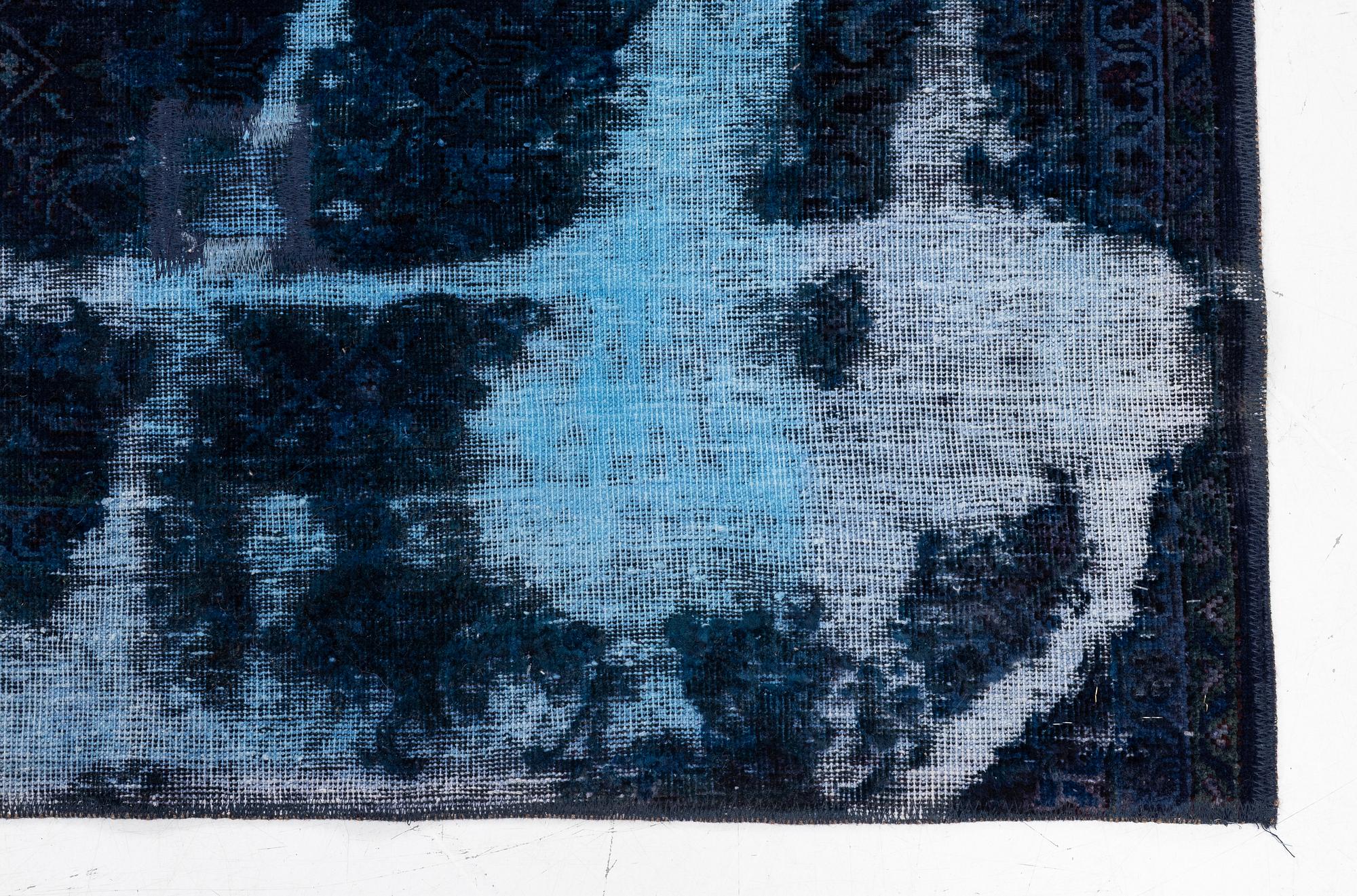 A Vintage Design carpet, approx. 306 x 229 cm, contemporary.