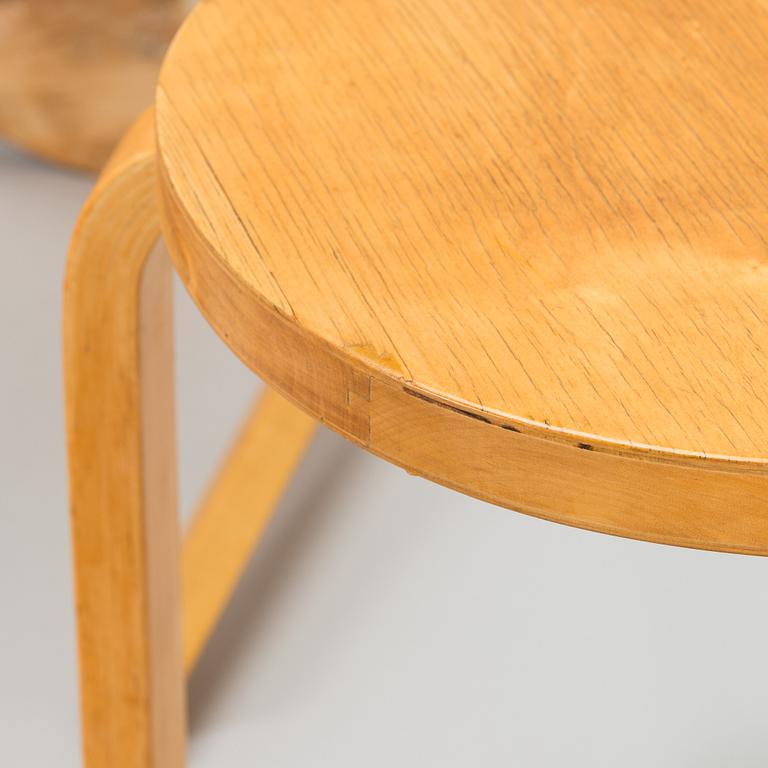 Alvar Aalto, jakkaroita, 4 kpl malli 60, O.Y. Huonekalu- ja Rakennustyötehdas A.B. 1900-luvun puoliväli.