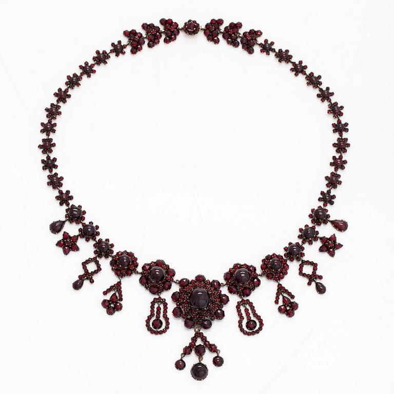 Collier och brosch, viktorianska, cabochon- och rosenslipade granater, silver.