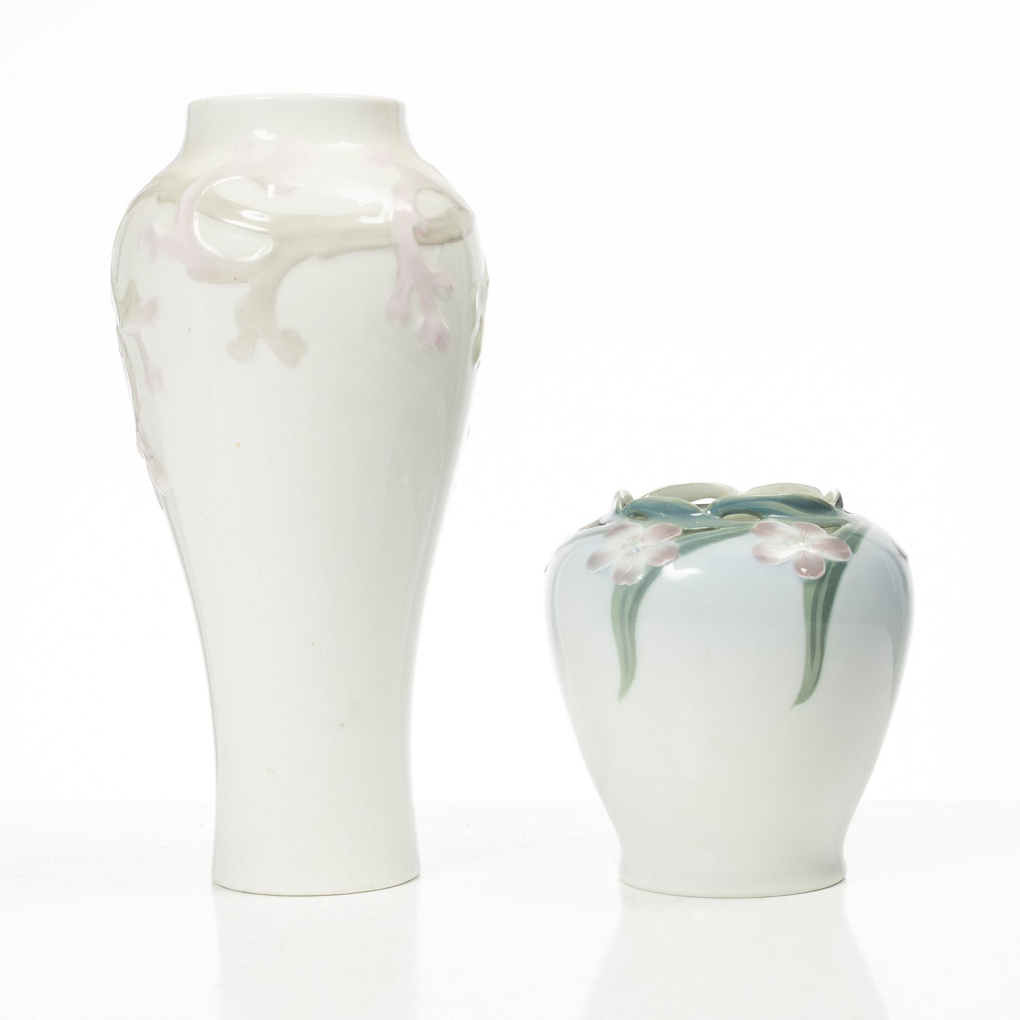 Vaser, ett par, porslin, bl a Nils Lundström, Jugend, Rörstrand, omkring år 1900.