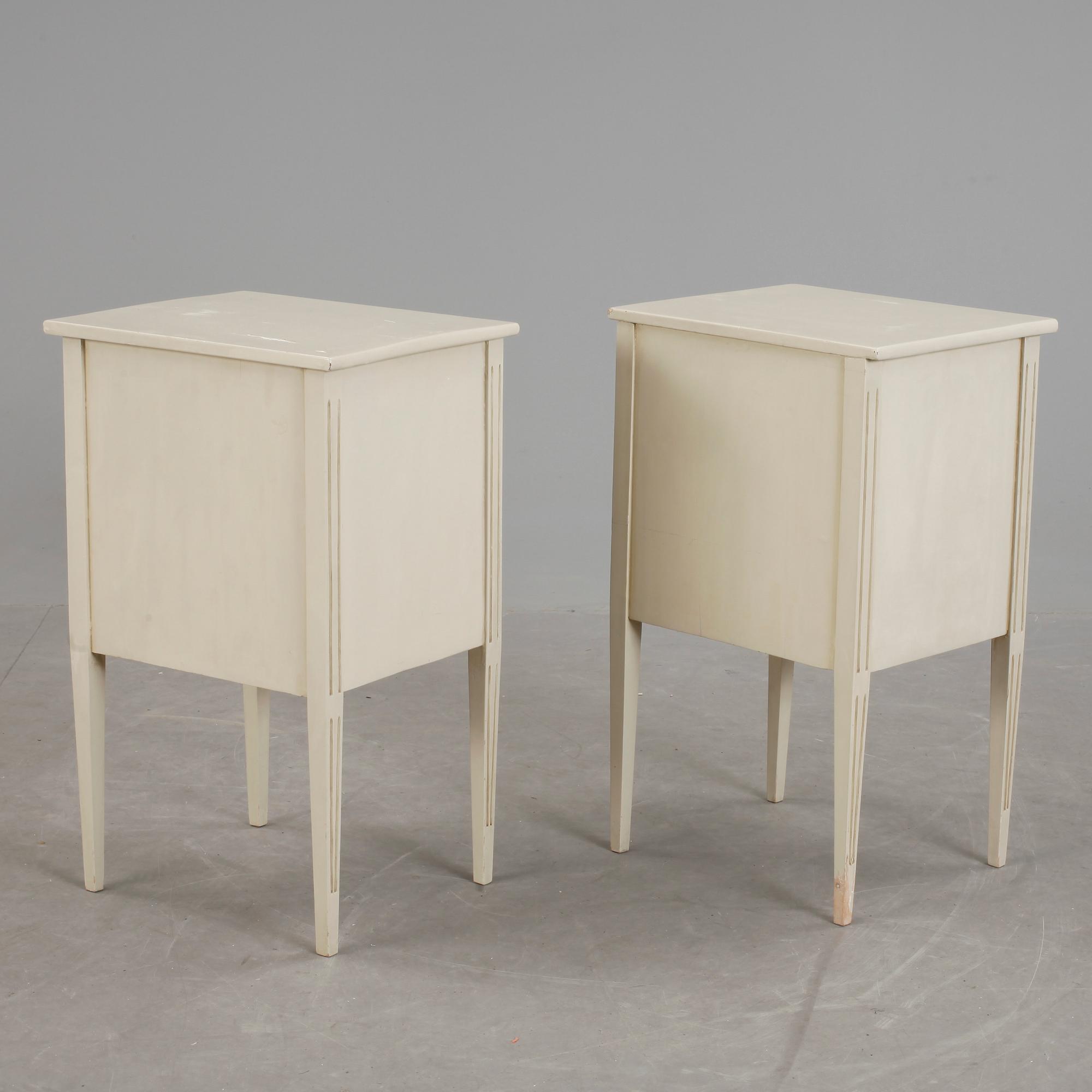 SÄNGBORD, ett par, gustaviansk stil, 1900-talets andra hälft.