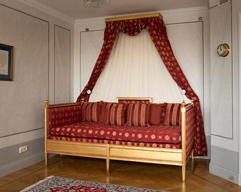 A gustavian style bed.