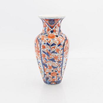 Urnor och vaser 7 dlr Japan Imari 18/1900-tal porslin.