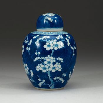 A blue and white "cracked ice" jar, Qing dynasty 18th Century.