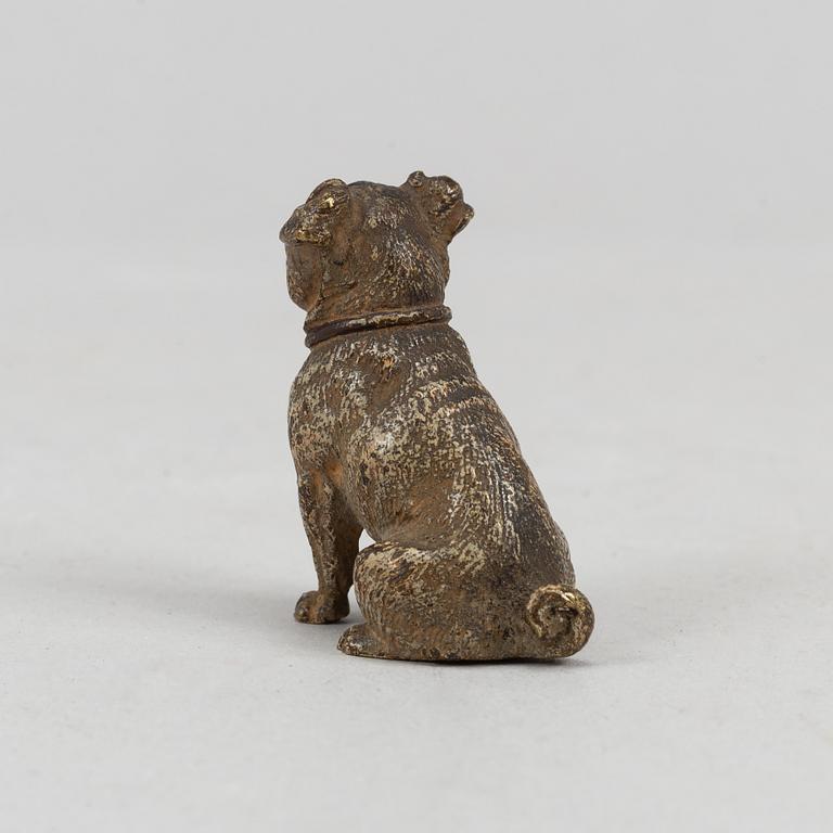 A dog figurine, so called vienna bronze, around the year 1900.