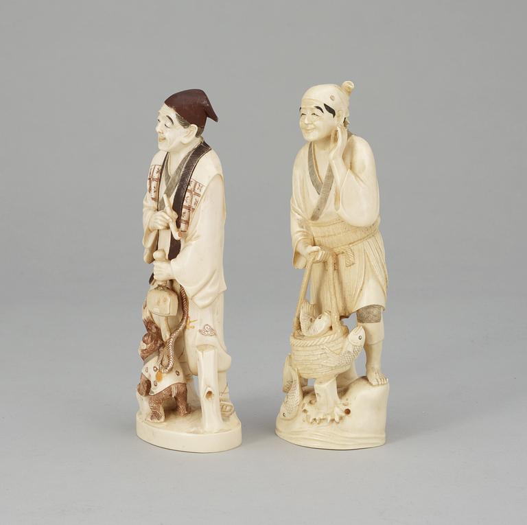 SKULPTURER, två stycken, elfenben. Japan, ca 1900.