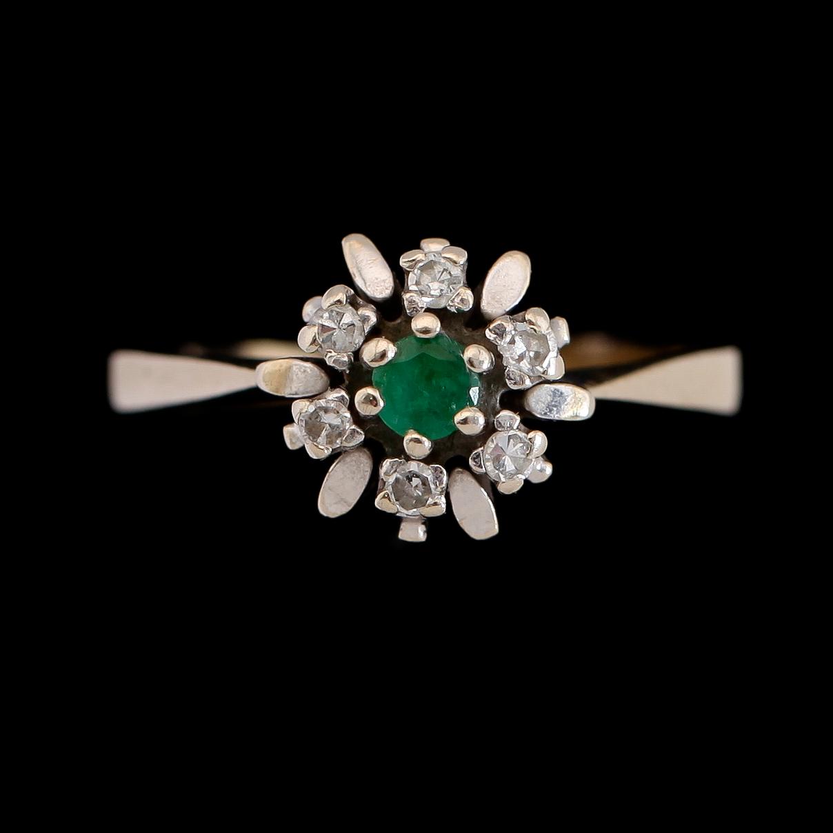 RING, 18K vitguld, diamanter tot ca 0.06 ct. samt smaragd.