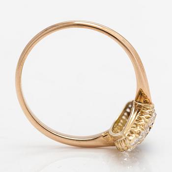 Ring, 18K guld, gammal- och briljantslipade diamanter ca 0,52 ct totalt och safir. Oskar Lindroos, Helsingfors 1937.