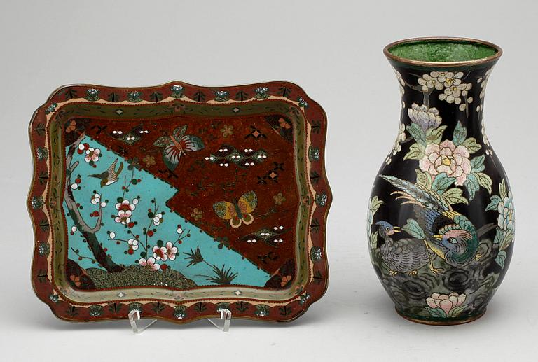 VAS samt bricka, cloisonne, Japan, 1900-tal.