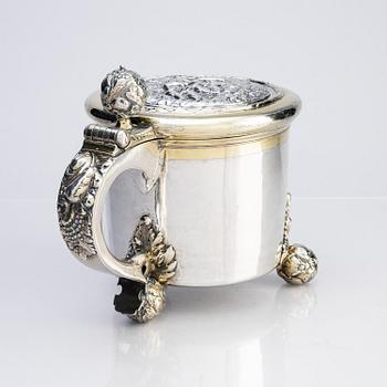 Erik Månsson Schmidt, dryckeskanna, delvis förgyllt silver, Stockholm (verksam 1675-1686). Barock.