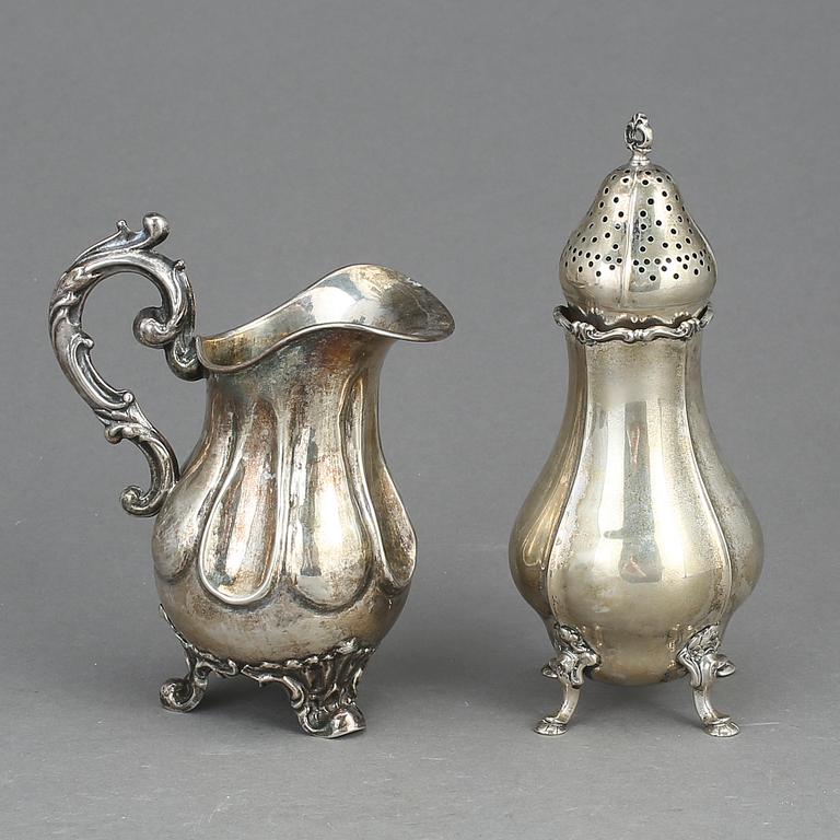 GRÄDDKANNA & SOCKERRUSKA, Silver, bland annat Bror Eric Skogsborg, Eskilstuna, 1864. Total vikt ca 263g.