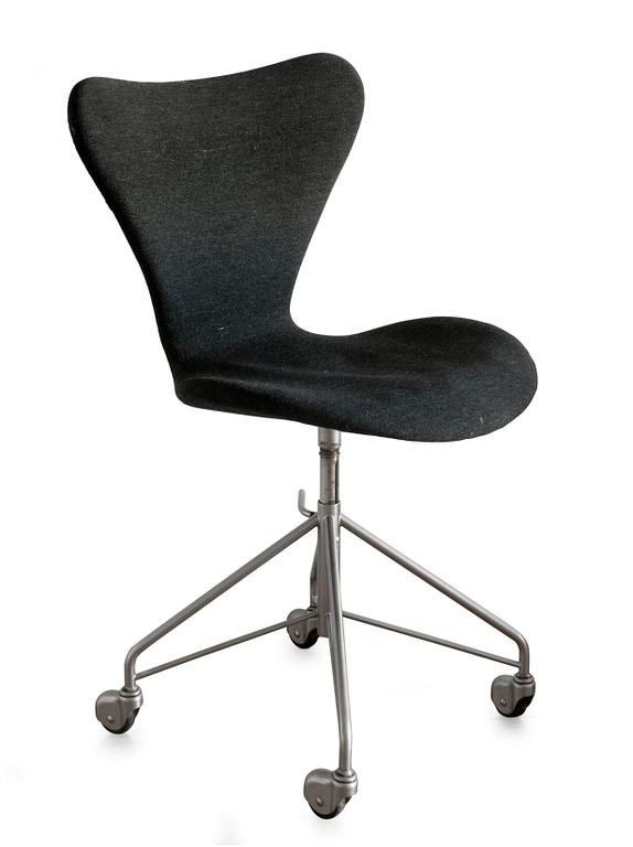 A "SEVEN-SERIES" SWIVEL CHAIR,