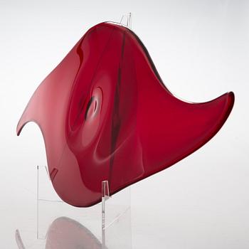 Brita Flander, glasskulptur, "Red", unik, ur "Serafimer"-serien, signerad B. Flander / US. Notsjö Nuutajärvi 1995.