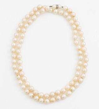 Pearl necklace, cultured pearls with a clasp of white gold set with octagon-cut diamonds.