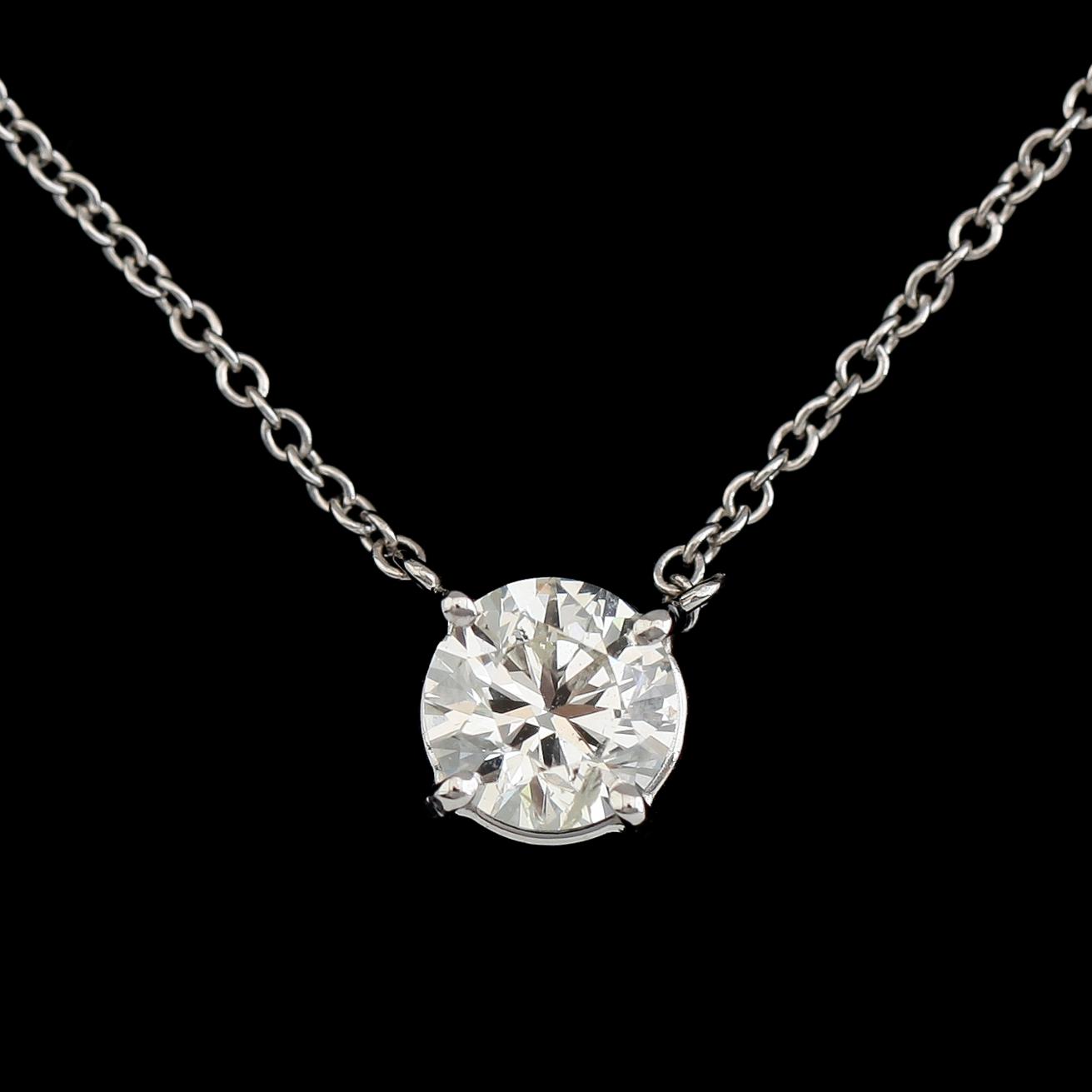 COLLIER, 18 k vitguld, briljantslipad diamant ca 1.00 ct. Vikt 2,6 g.
