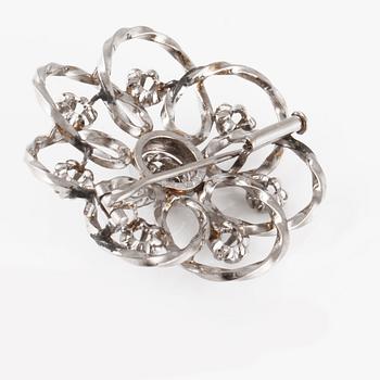 BROSCH, med en briljantslipad och 7 åttkantslipade diamanter.