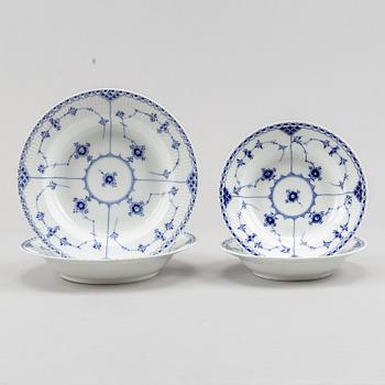 Royal Copenhagen, mat- samt kaffeservis, 85 delar, porslin. "Musselmalet", Danmark, 1900-tal.