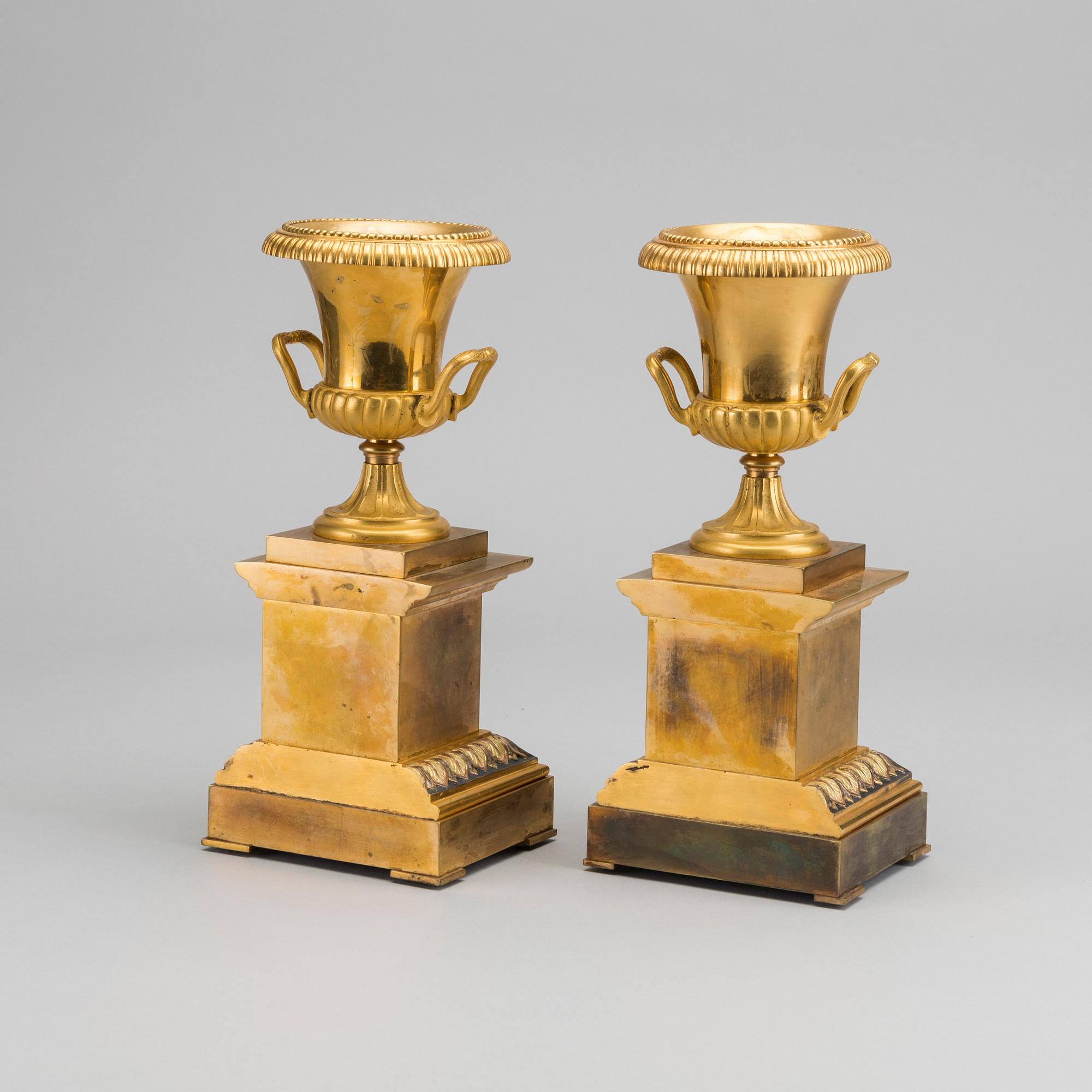 A pair of Empire urns, 19th century first part.