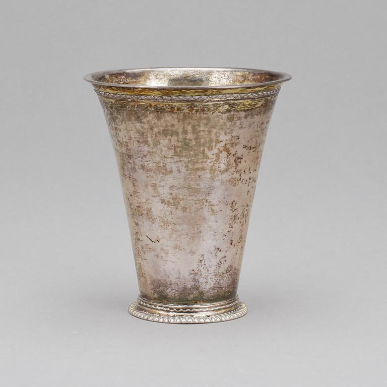 BÄGARE, silver, okänd mästare, bär åldersranka, 1700-tal. Vikt ca 70g.