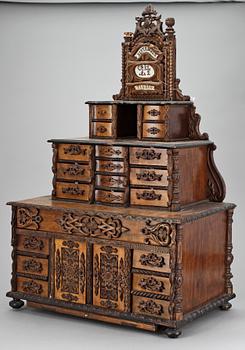 SKÅP, med kalender, 1800-talets slut.