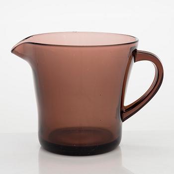 16 drinking glasses and a jug. Riihimäen Lasi, Finland, mid-20th century.