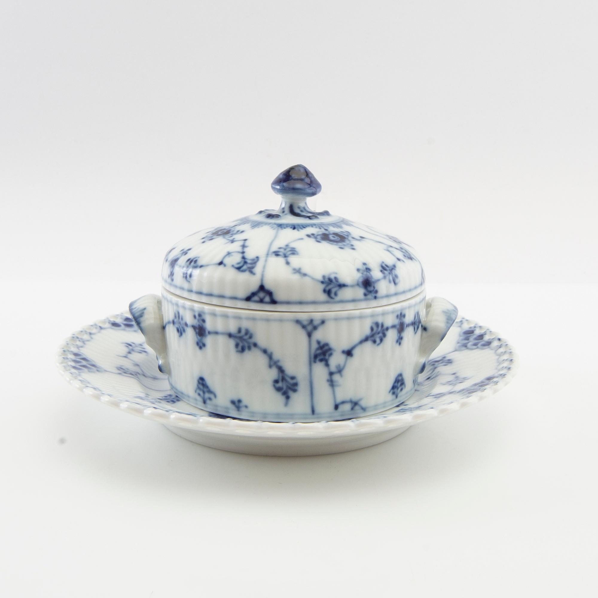 Service "Musselmalet" 15 pcs Royal Copenhagen Denmark late 20th century.