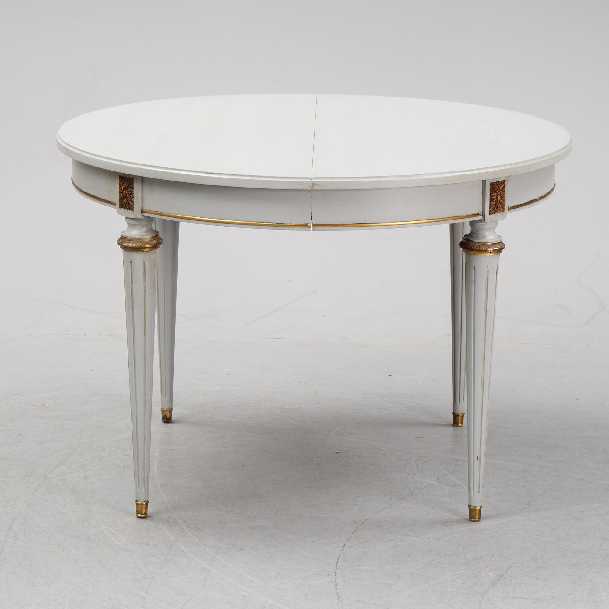 Matbord, gustaviansk stil, 
1900-talets andra hälft. Två iläggsskivor medföljer.