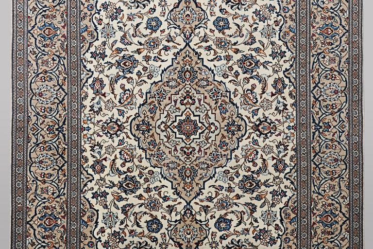 A carpet, Kashan, ca 290 x 193 cm.