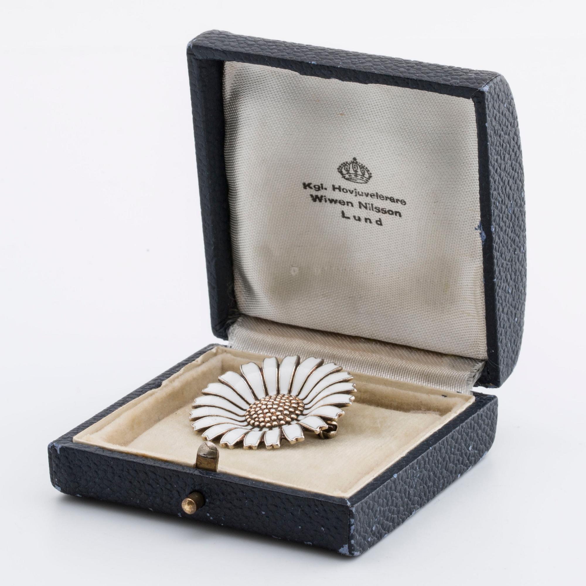 GEORG JENSEN,BROOCH, "Daisy", sterling silver and enamel, length approx 3 cm.