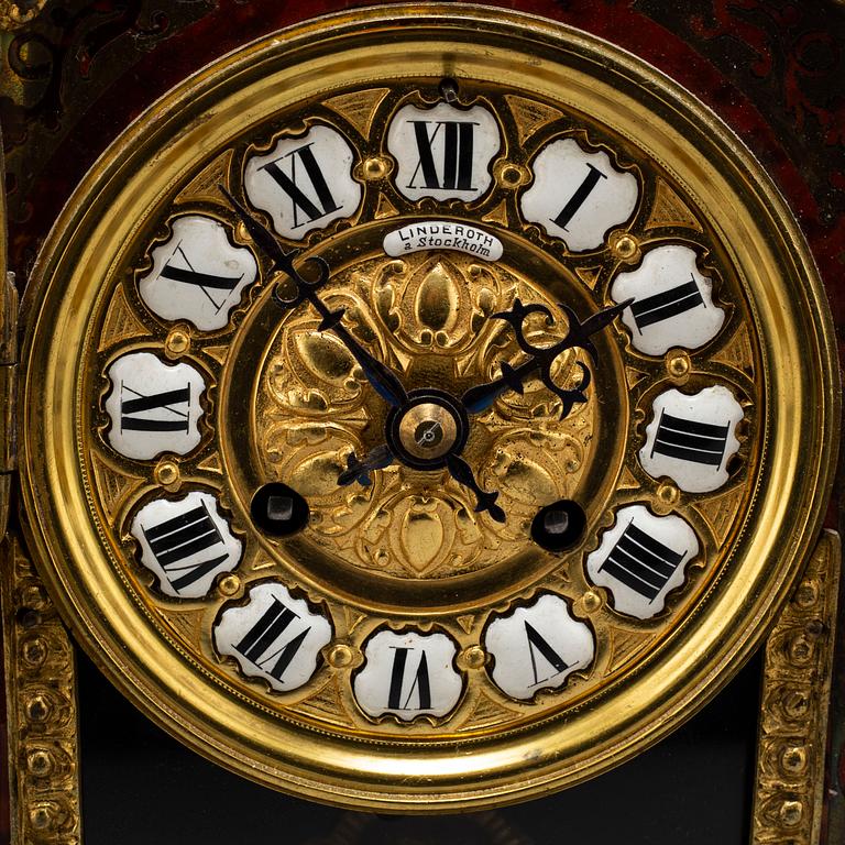 A FRENCH BOULLE MANTEL CLOCK, second half of the 19th century.