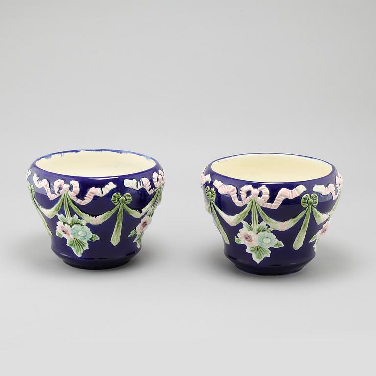 A pair of majolica flower pots, early 20th century.