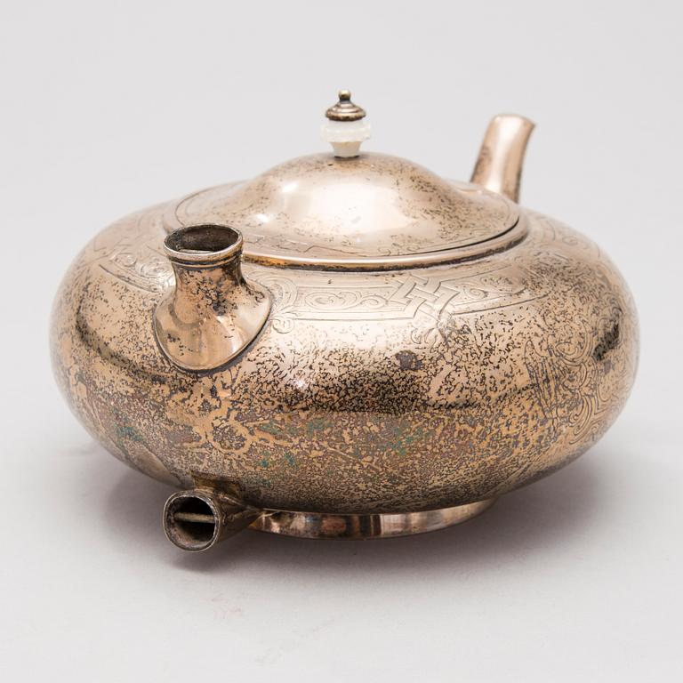 A ENGLISH TEA POT, silver, London 1861, Robert Garrard.