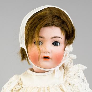 A KÄMMER & REINHARDT/SIMON & HALBIG porcelain doll ca 1916.