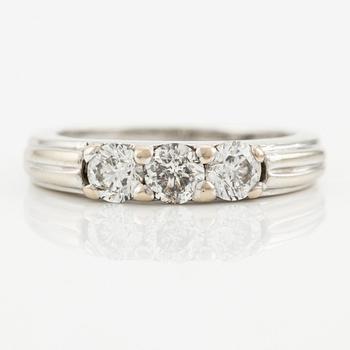 Ring, 14K vitguld med tre briljantslipade diamanter.
