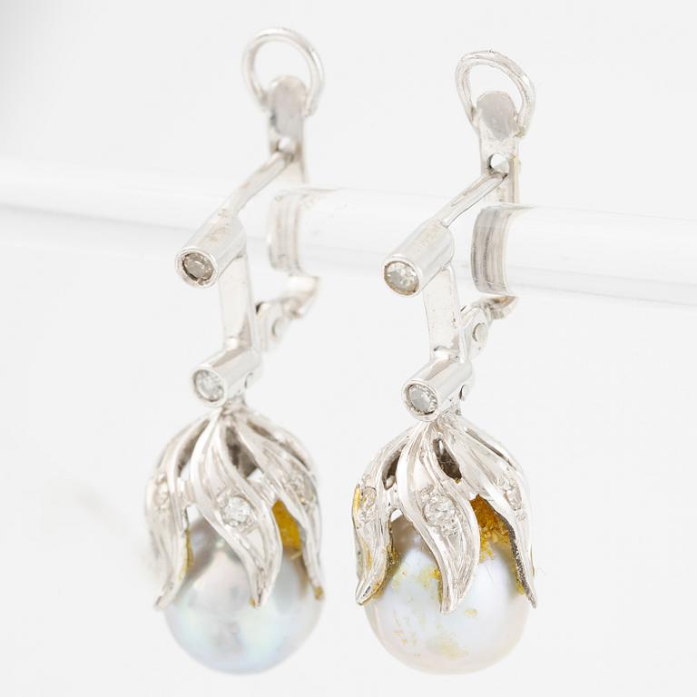 Örhängen, ett par, 18K vitguld med grå pärlor och små åttkantslipade diamanter.