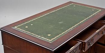 SKRIVBORD, engelsk stil, 1900-talets andra hälft.