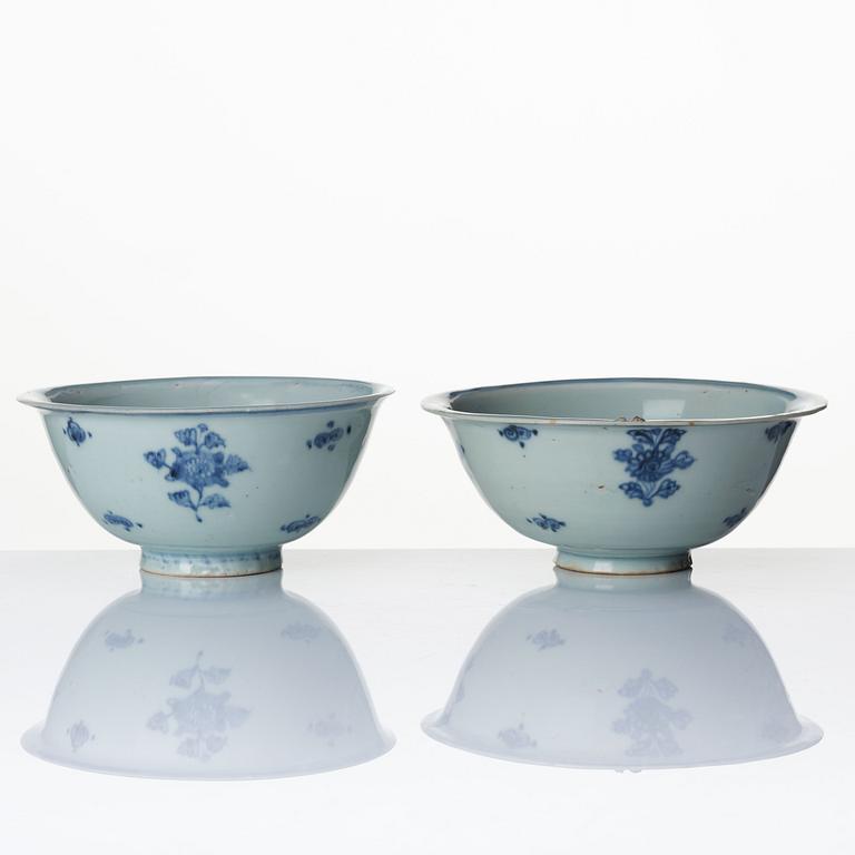A pair of blue and white bowls. Ming dynasty, 16th century.