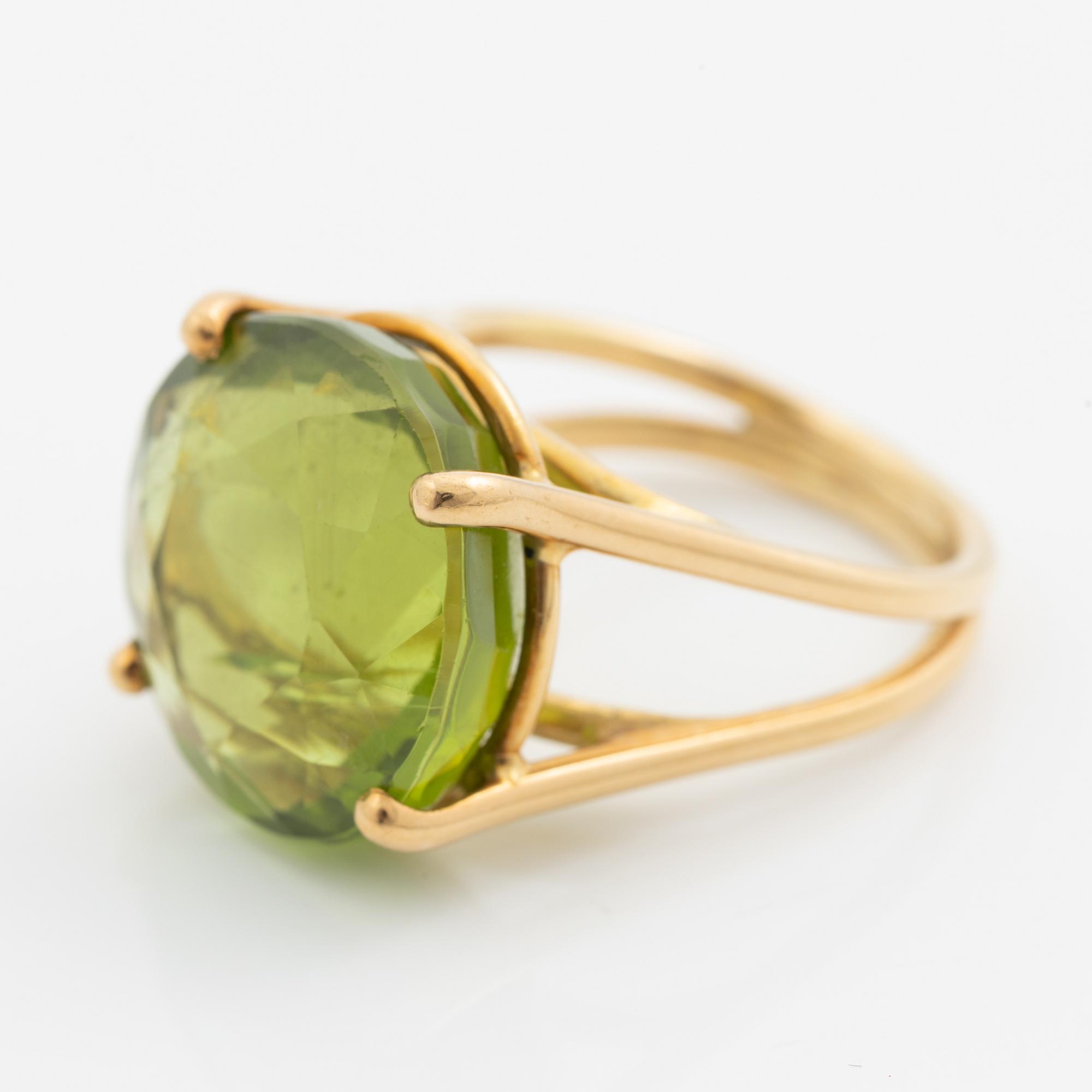 Ring, cocktail ring, 18K gold with large peridot.