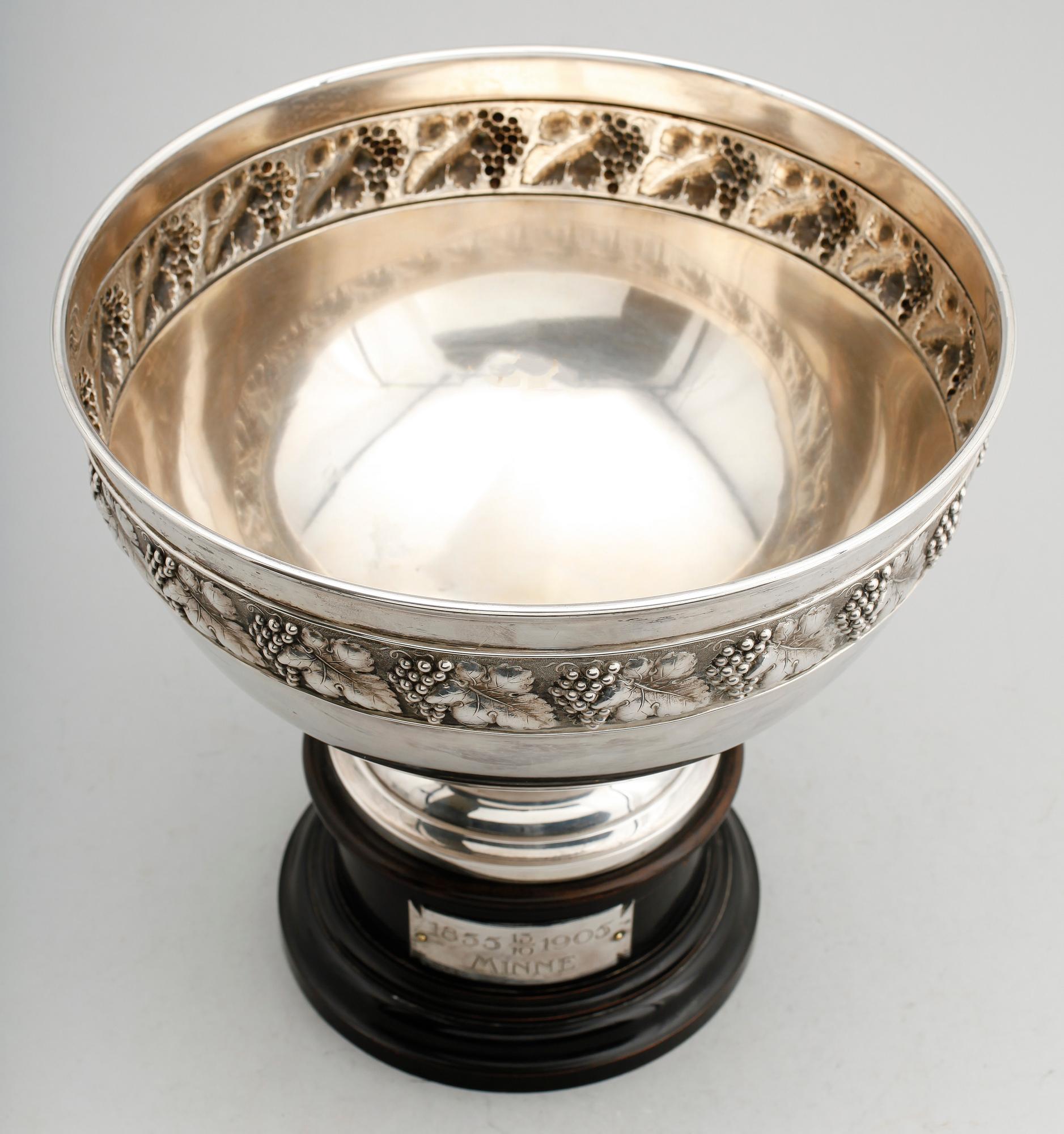 SKÅL PÅ FOT, silver, CG Hallberg, Stockholm 1904. Vikt ca 1342 g. exkl. sockel.
