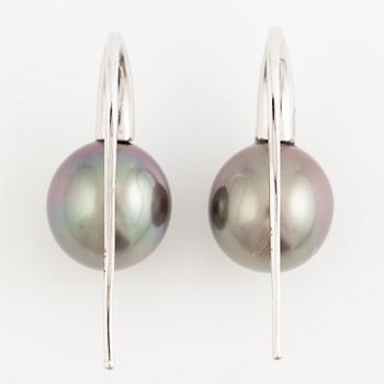 Örhängen 18K vitguld med odlade Tahitipärlor och briljantslipade diamanter.