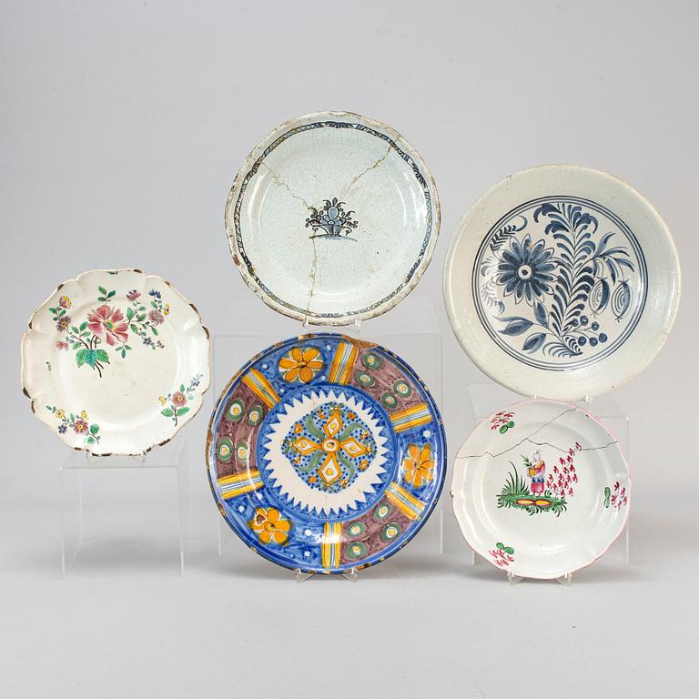 Five faiance plates/dishes, 18th century.