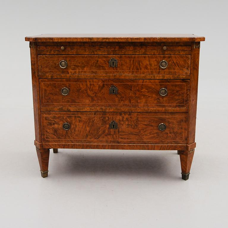 BYRÅ, sengustaviansk, omkring år 1800.