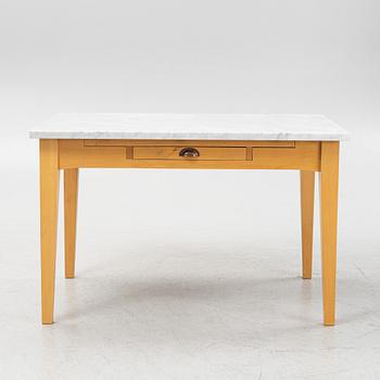 A late 20st century Italien dining table.