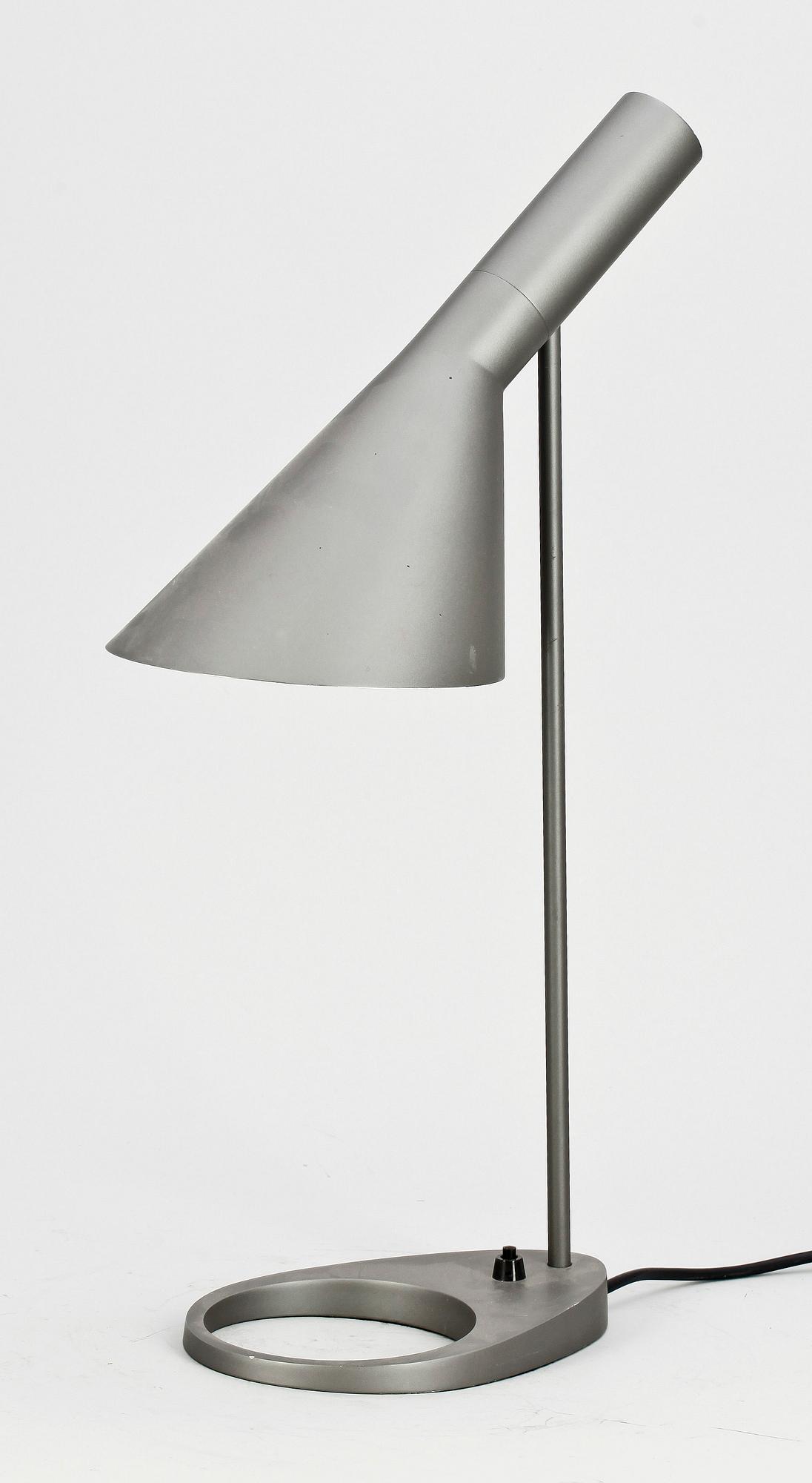BORDSLAMPA, "AJ", Arne Jacobsen för Louis Poulsen.