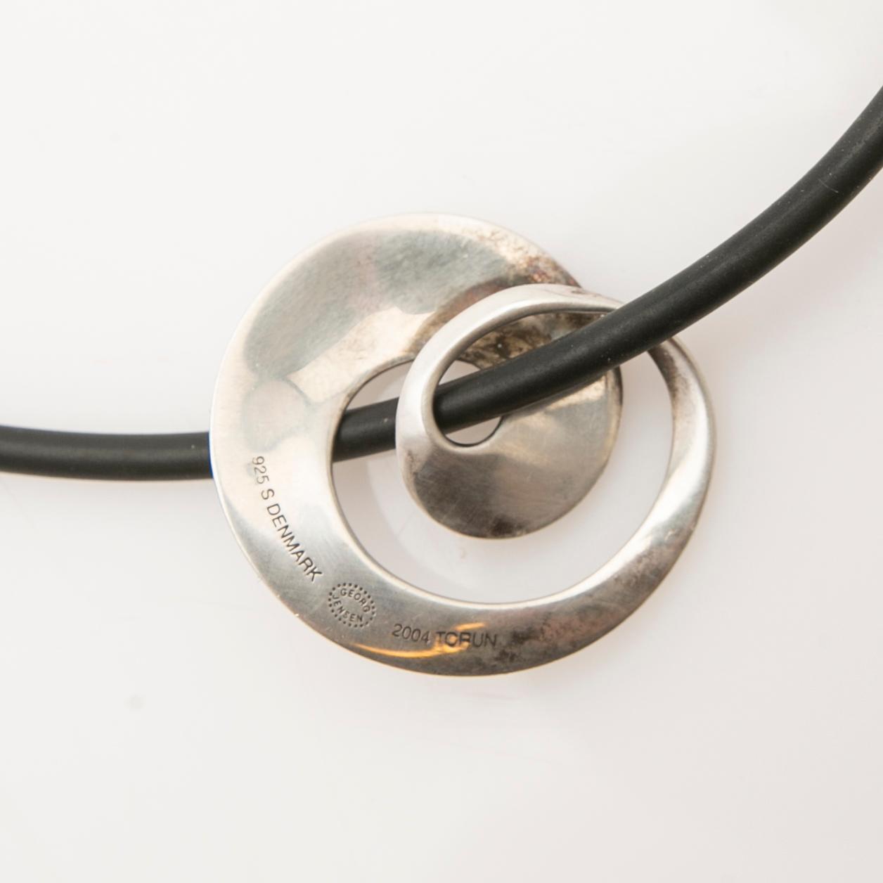Vivianna Torun Bülow-Hübe, halsband, sterling silver, för Georg Jensen, Danmark, 2004.