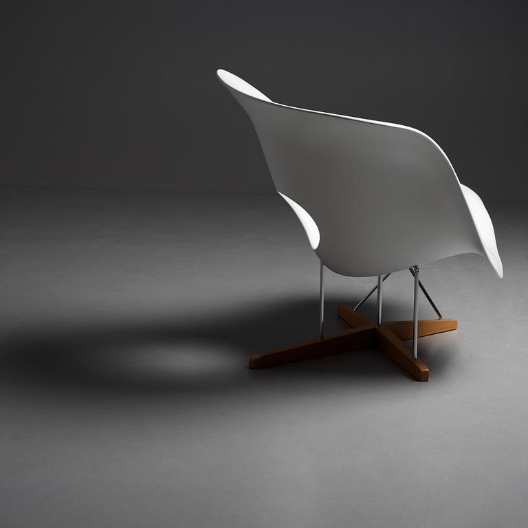 Charles & Ray Eames, "La Chaise",  Vitra 2012.