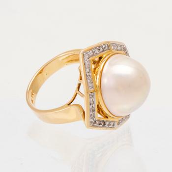 An 18K gold ring/cocktailring set with round brilliant-cut diamonds and a cultured pearl.