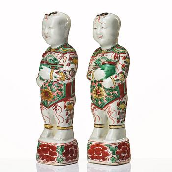 A pair of famille verte "lauging boys", Qing dynasty, Kangxi (1662-1722).