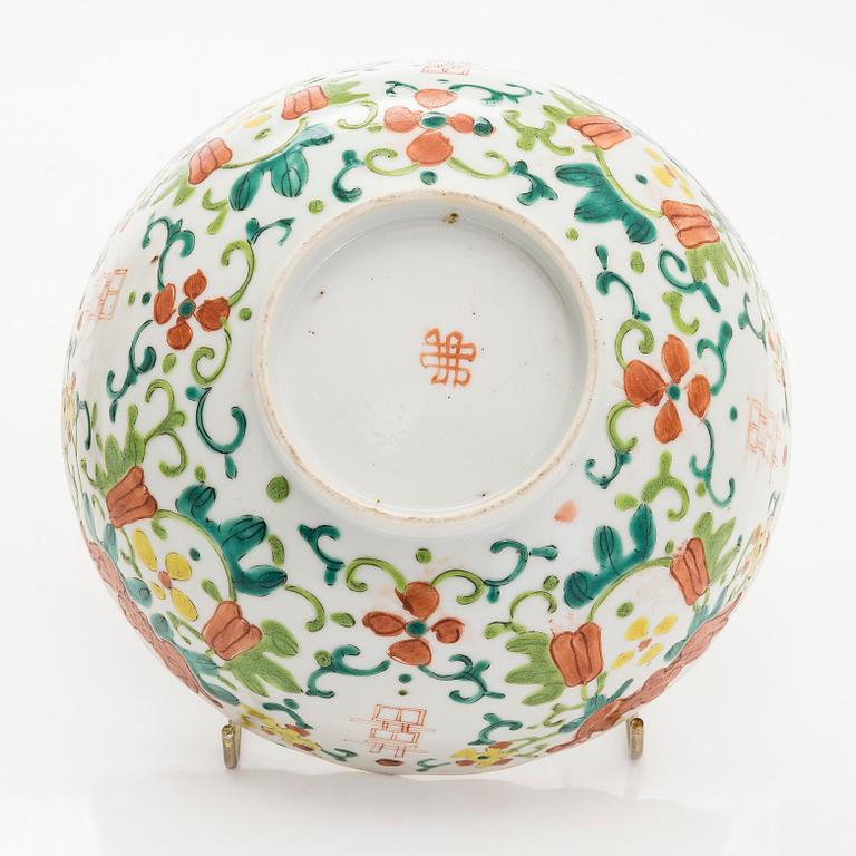 A set of five Chinese porcelain bowls, early 20th century.